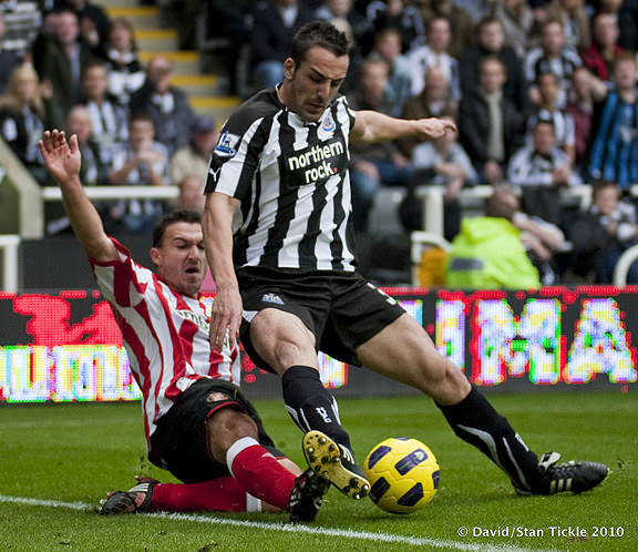 Jose Enrique fighting off Steed Malbranque